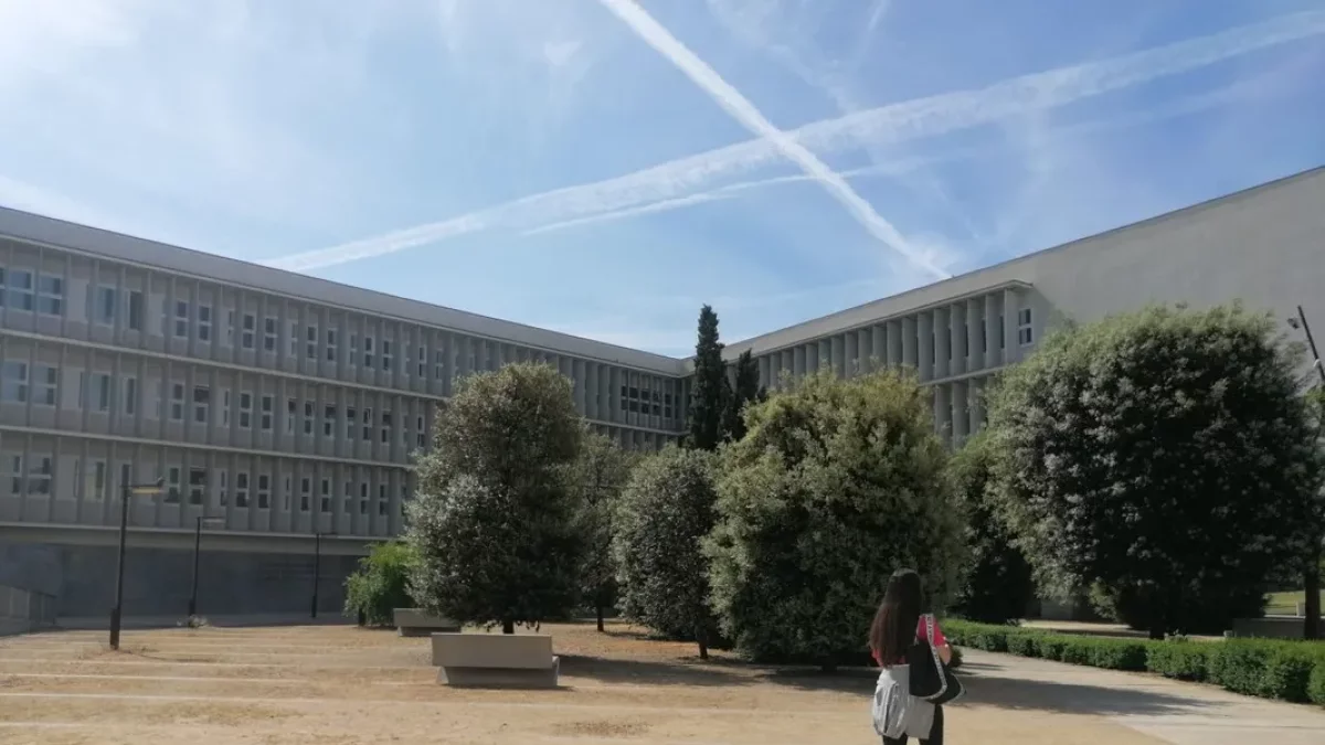 Vista de la fachada interior de la sede de la facultad de Educación. - SEGRE