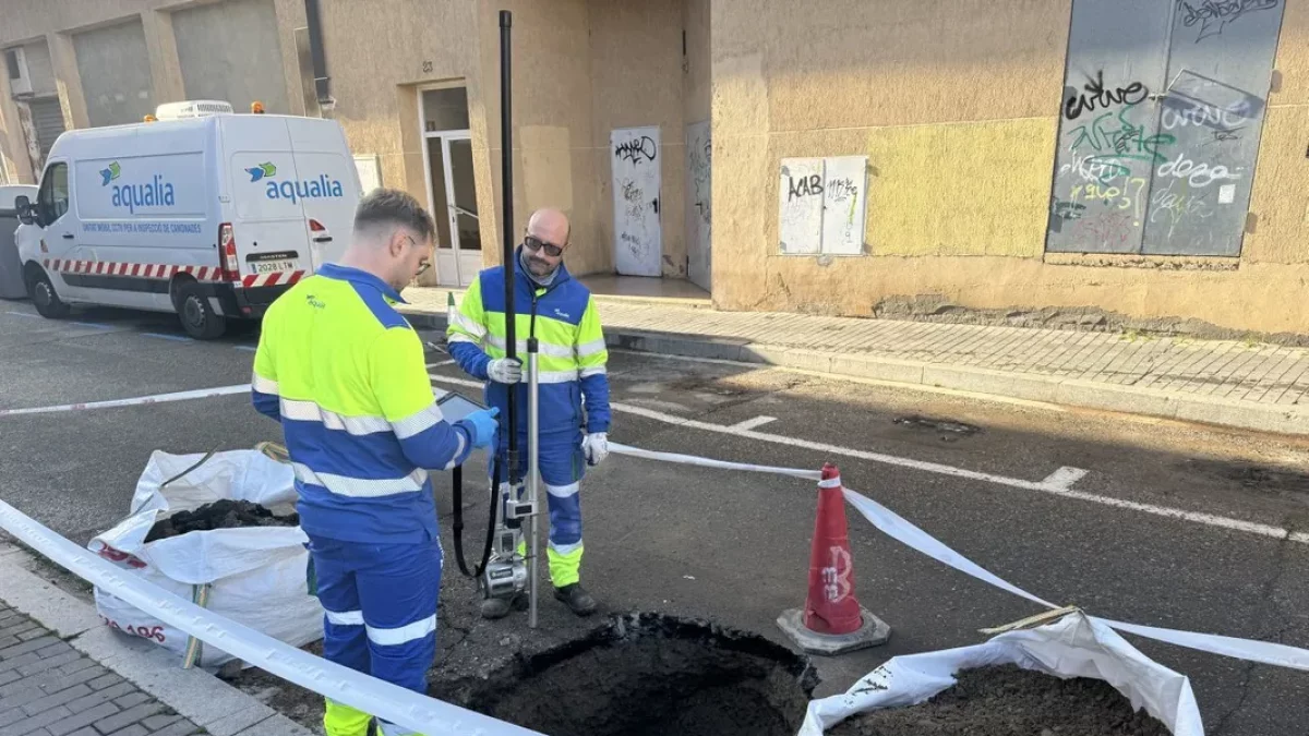 Técnicos de Aquàlia comprobaron que no hubiera fugas de agua en las tuberías próximas. - MARC CARBONELL