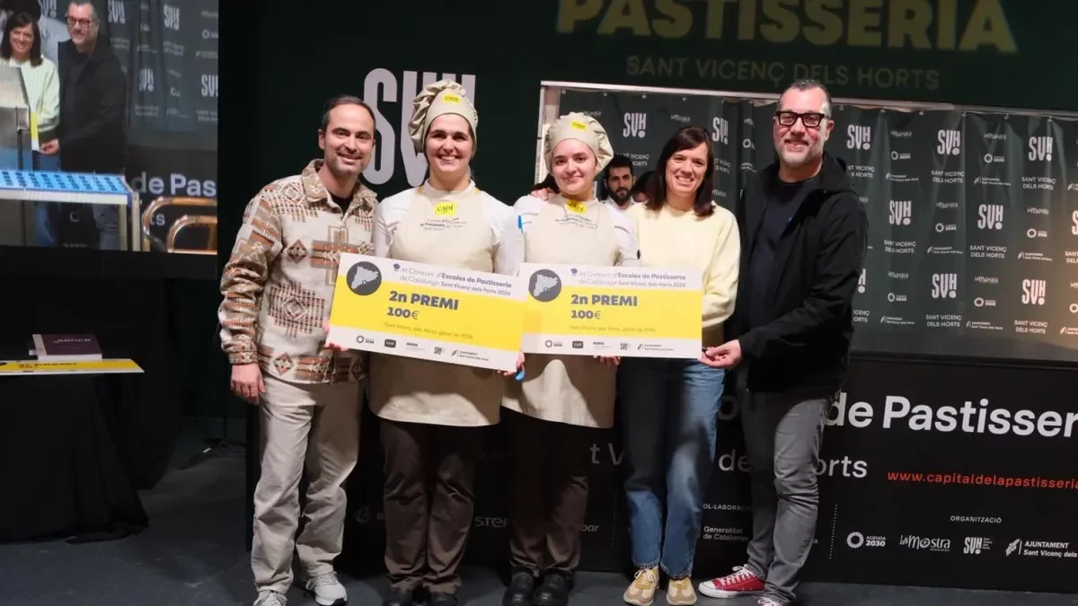 Les representants de l’Escola recollint el premi.