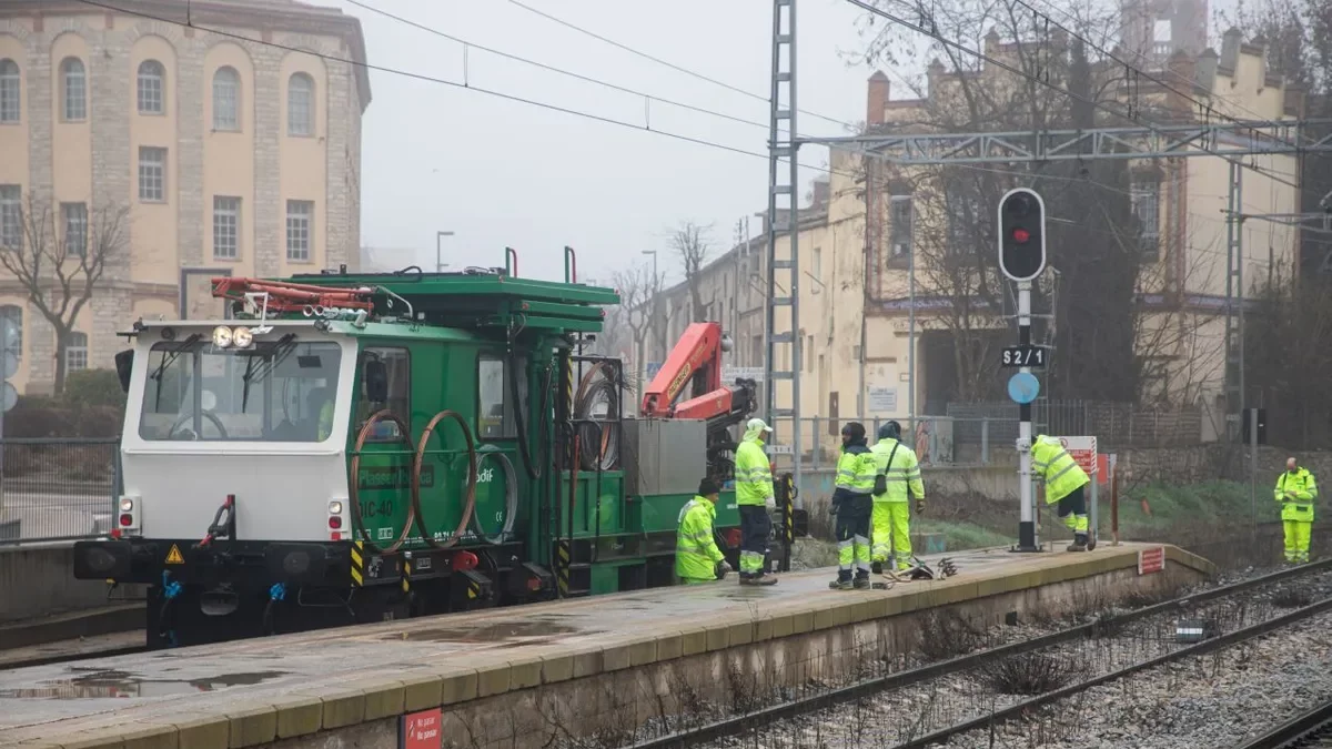 La màquina que va xocar amb una roca, avariada a Cervera. - JORDI BONILLA