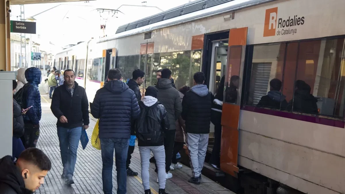 Un tren con un crespón negro en memoria de los maquinistas fallecidos en accidentes. - JOAN GÓMEZ