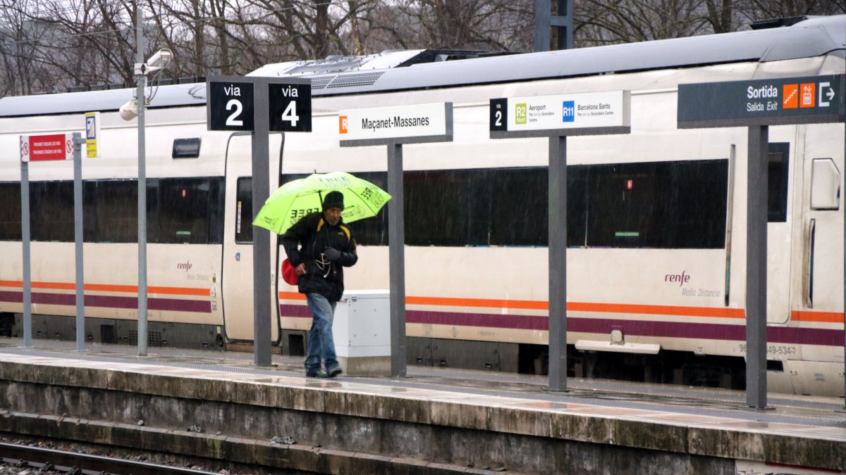Un usuari que ha baixat del tren va a buscar l'autobus