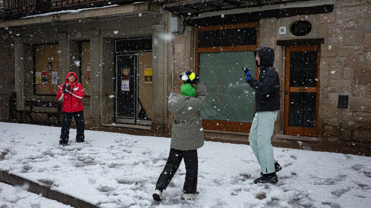 Nens jugant a la plaça de Sant Joan de Solsona