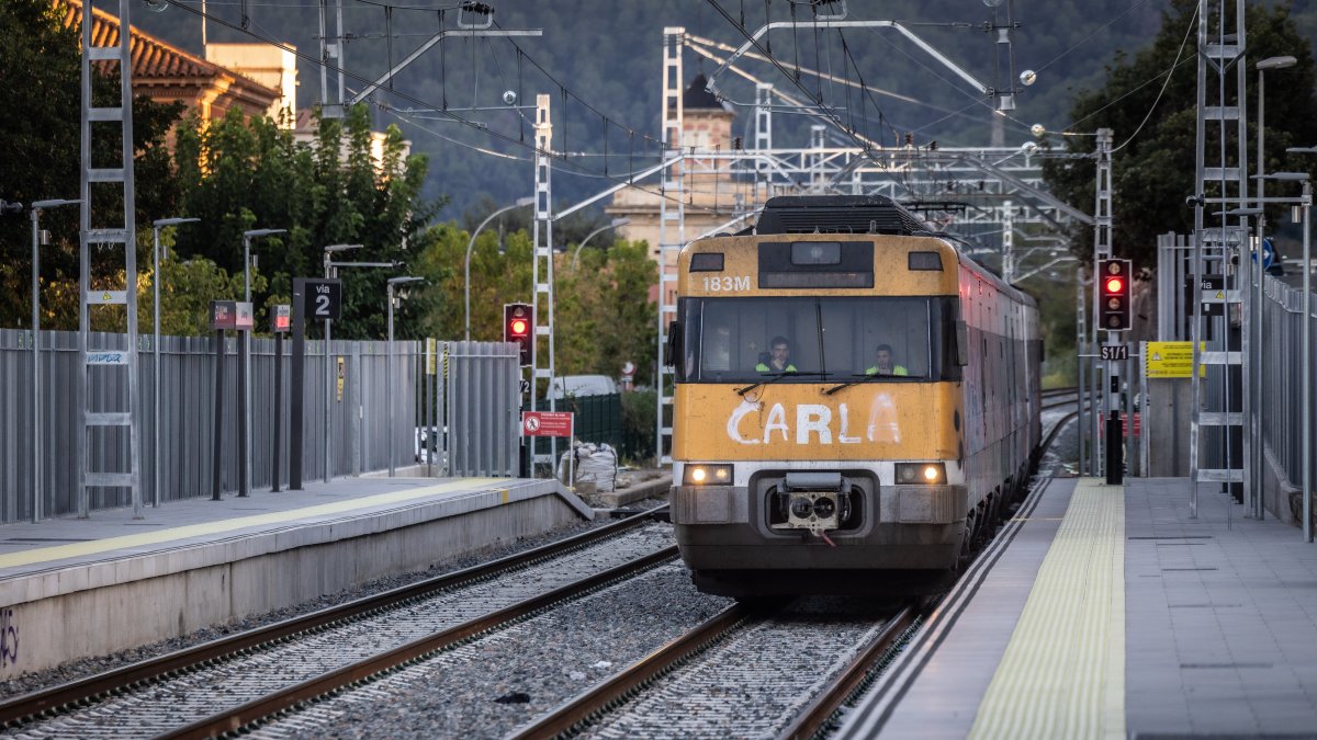 Un tren aturat a La Garriga dimarts.