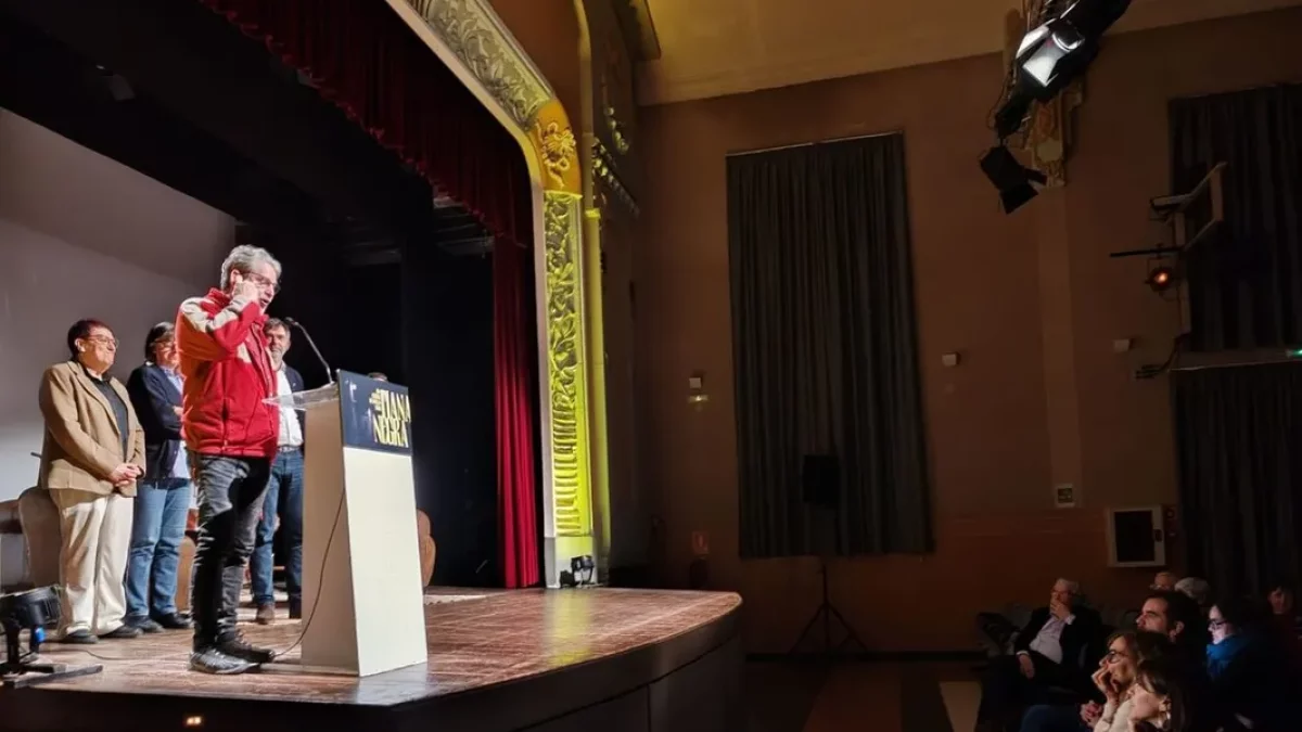 El leridano Francesc Puigpelat, al recoger el premio en Tiana. - LA LOCAL RÀDIO TIANA