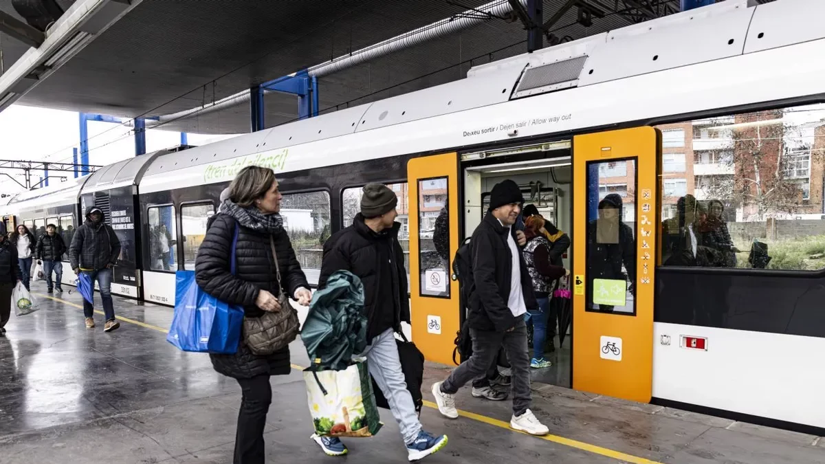 Un dels trens que va aconseguir arribar ahir a l’estació de Lleida-Pirineus al matí. - ÍNGRID SERRÀ