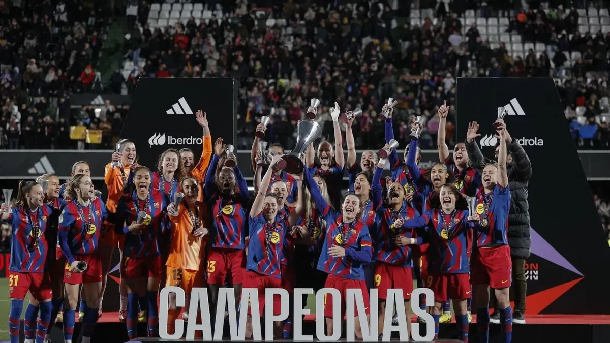 Les jugadores del Barça celebren eufòriques el títol aconseguit davant del Reial Madrid. - EFE/MANUEL BRUQUE