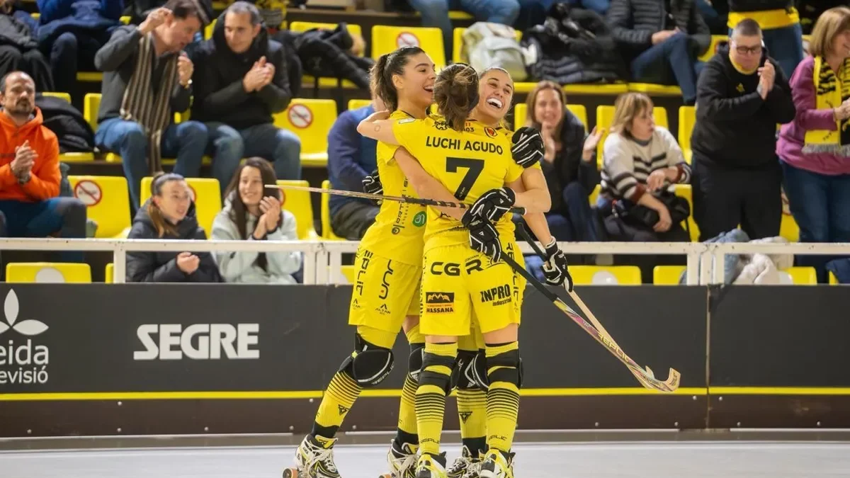 Las jugadoras del Vila-sana celebran eufóricas uno de los goles. - ANIOL MORAL