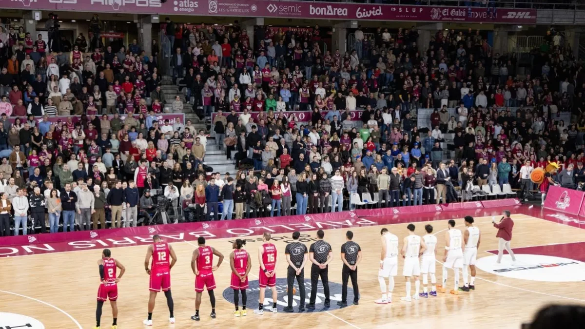 Els dos equips van fer un minut de silenci per les víctimes dels accidents ferroviaris. - JAVI ENJUANES