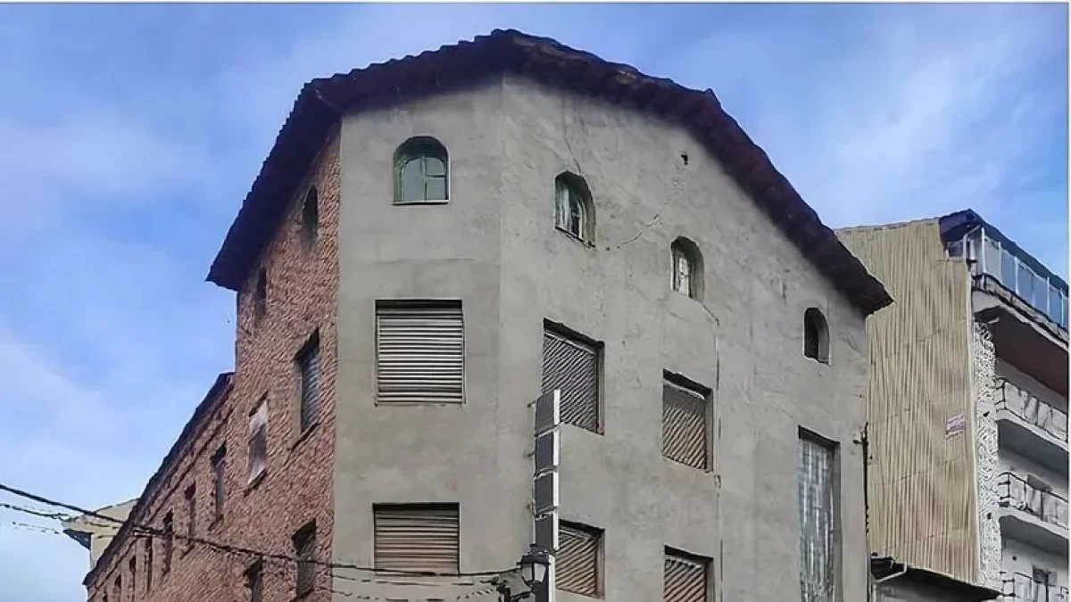 Imatge d’arxiu de l’edifici de l’antiga Acadèmia al Pont de Suert. - A. EL PONT DE SUERT