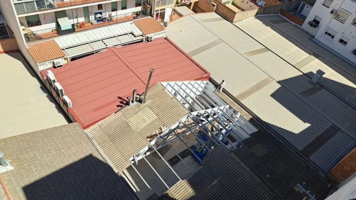 La imatge mostra els treballs de retirada d’una coberta d’amiant. - SCD