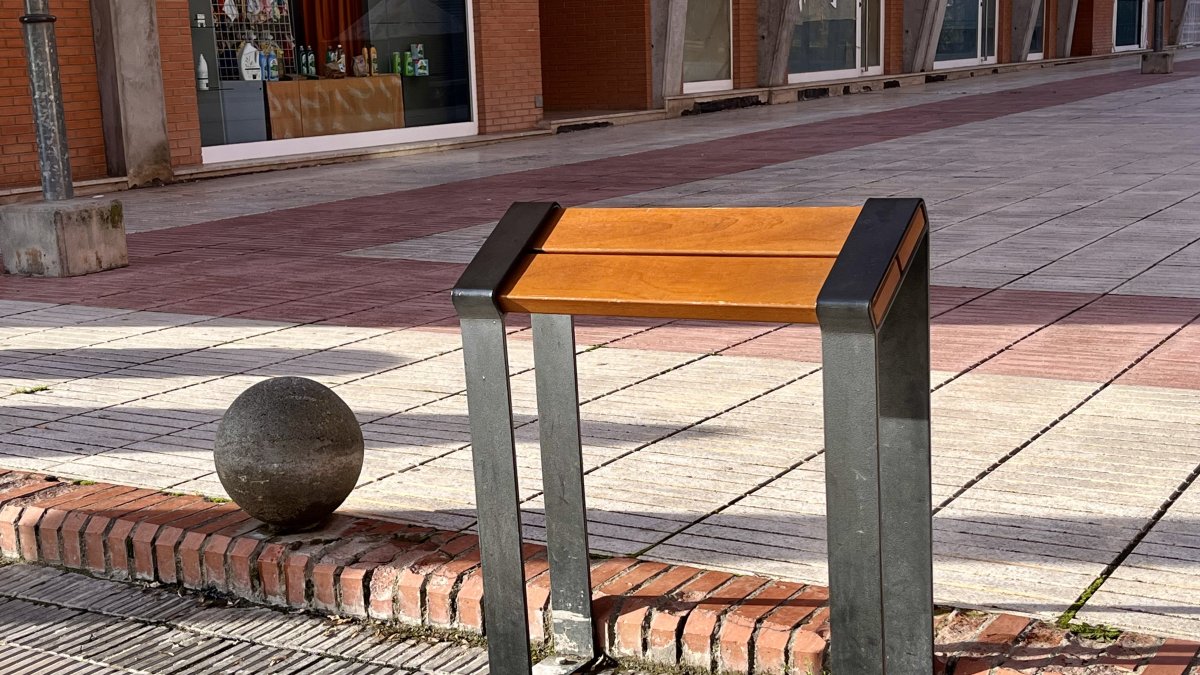 Banc isquiàtic d'una de les parades de bus del carrer de la Llibertat