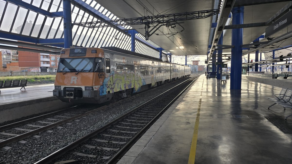 Un tren de Rodalies a l'estació de Lleida.