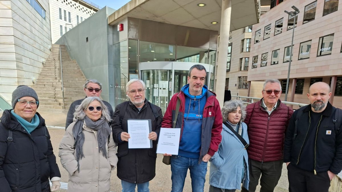 Membres de la iniciativa Salvem Cal Macià davant dels Jutjats de Lleida.