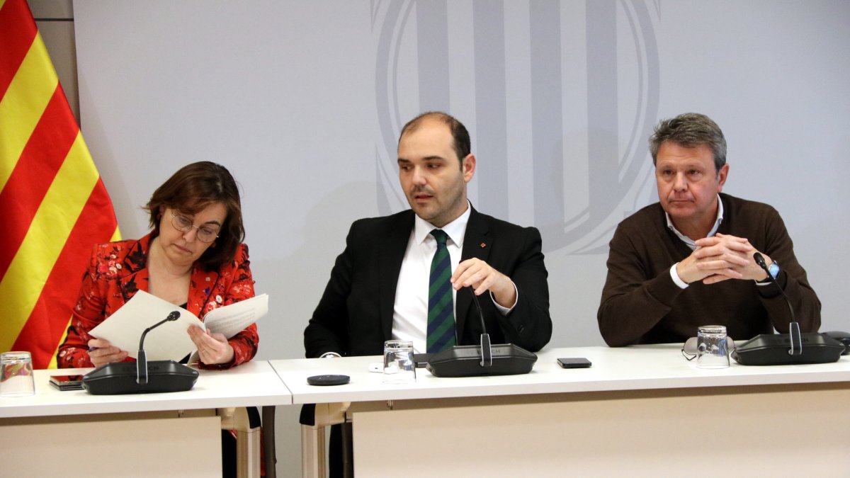 La consellera de Territori, Sílvia Panque, juntament amb el conseller de Presidència, Albert Dalmau, i el secretari d'Estat de Transports, José Antonio Santano.