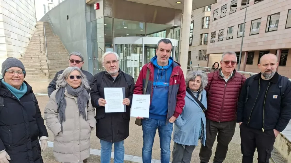 Membres de l’entitat abans de presentar la denúncia. - E.FARNELL