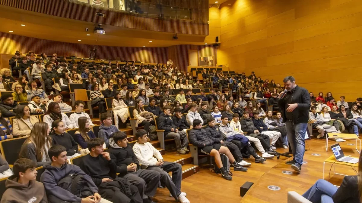 Centenars d’alumnes de primer de Batxillerat, ahir en la Jornada de Recerca 2026. - JORDI ECHEVARRIA