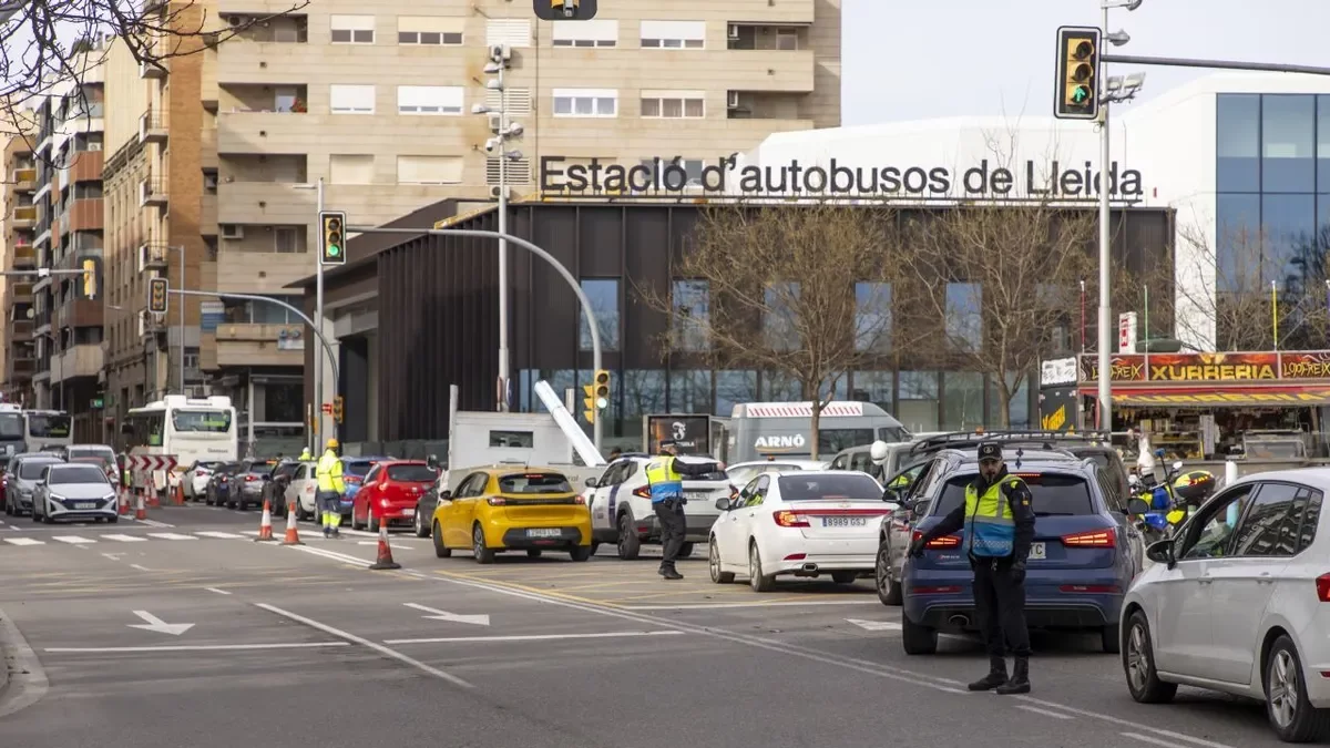 Un agente de la Urbana regulando el tráfico. - JORDI ECHEVARRIA