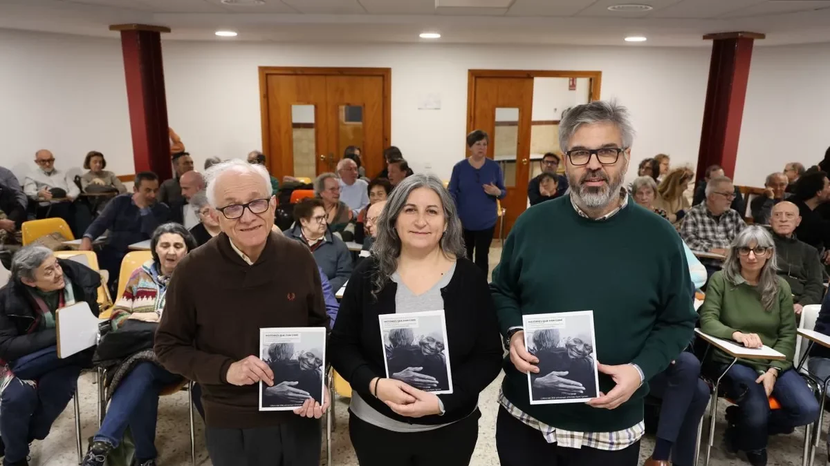L’historiador Manuel Lladonosa i la directora i el president d’Arrels, Rosa Majoral i Roger Torres. - AMADO FORROLLA