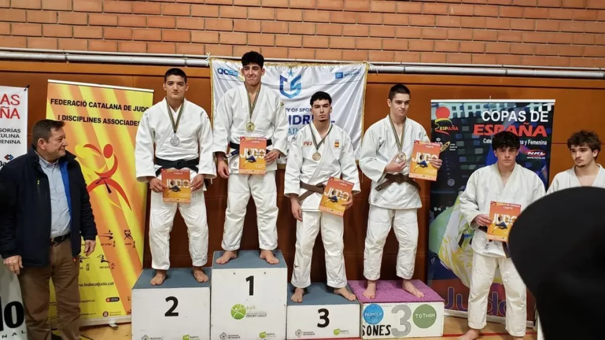 Yu Tsunoda, en el segundo cajón del podio, con su medalla de plata y su diploma. - CF BELLVÍS