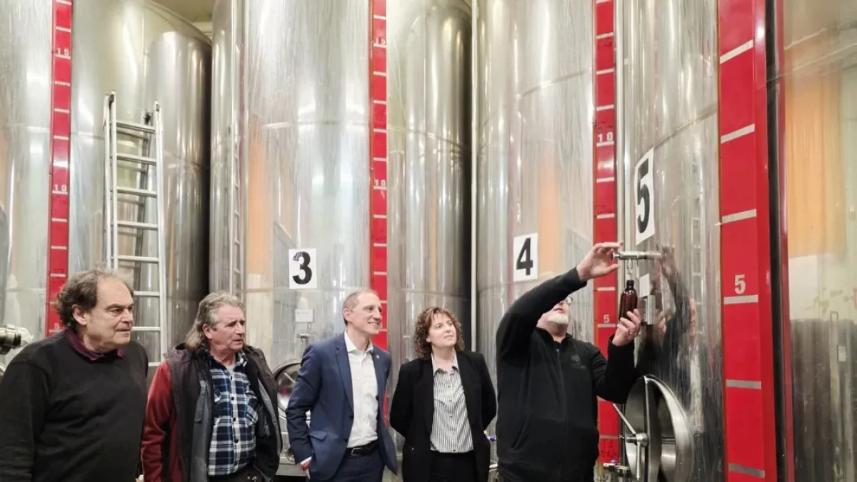 El subdelegat, José Crespín, va visitar ahir la cooperativa de Cervià. - SUBDELEGACIÓ DEL GOVERN A LLEIDA