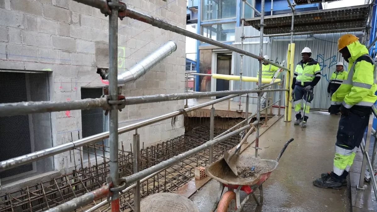 Obres per instal·lar les noves escales de la passarel·la sobre les vies - AMADO FORROLLA