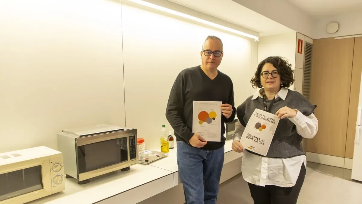 Serafí Cambray Carner i Meritxell Soria, mostrant les receptes que s’ensenyaran als tallers. - JORDI ECHEVARRIA