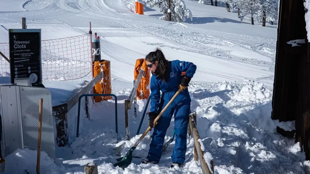 Una treballadora de Port Ainé obre un pas a la neu. - MARTA LLUVICH/ACN