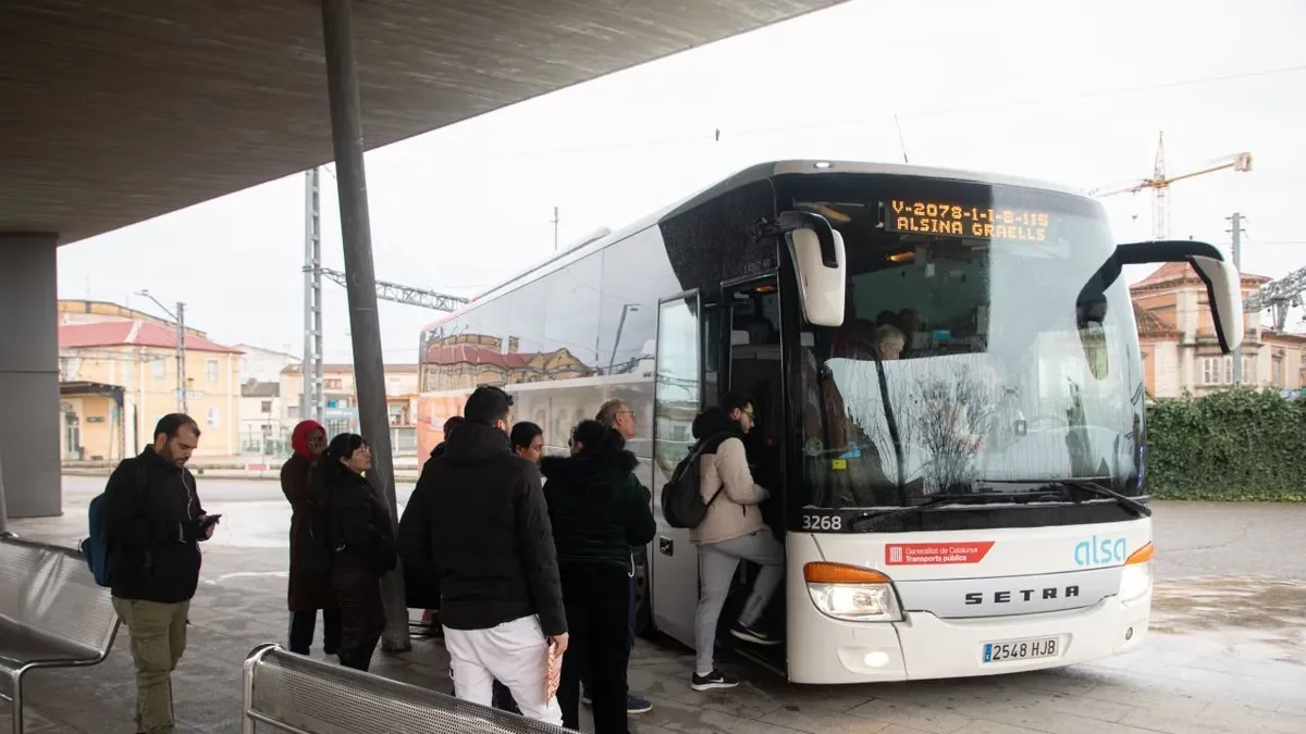 Cues a l’estació de busos de Cervera per pujar a un autobús de línia ahir a primera hora. - JORDI ECHEVARRIA