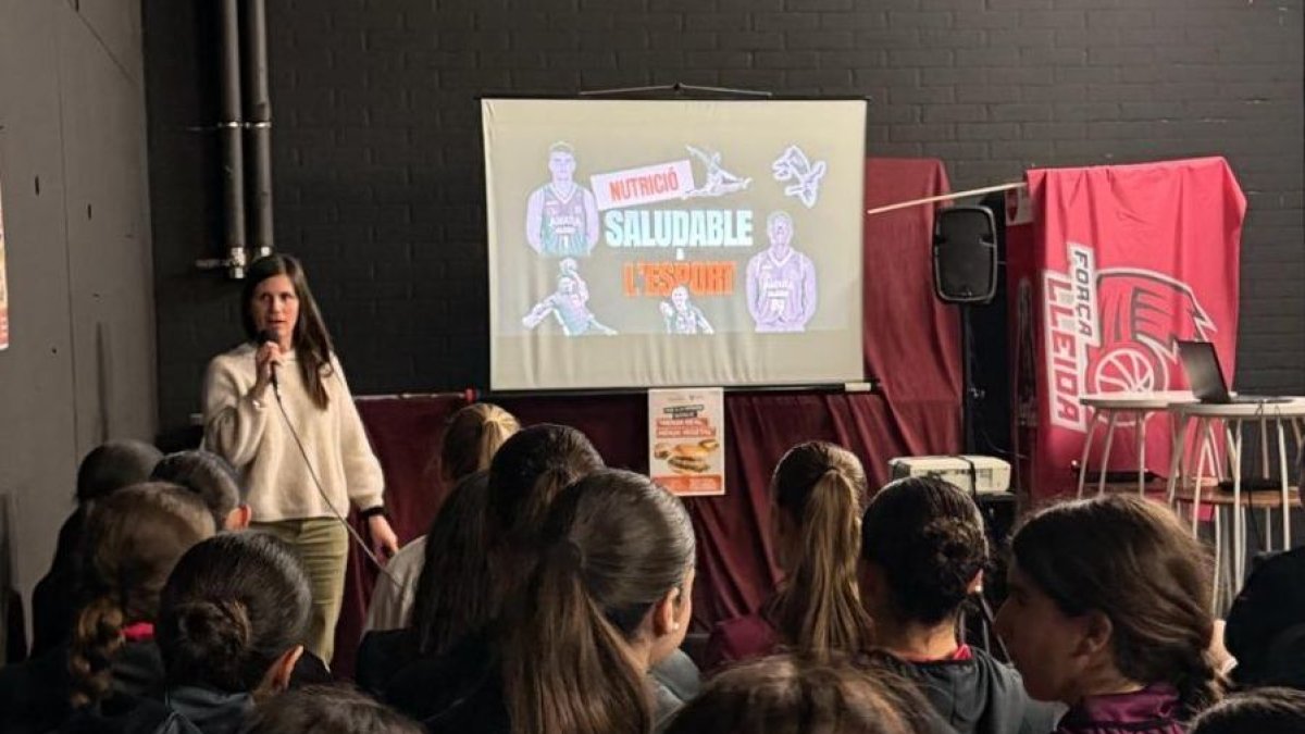 Uns 170 esportistes de la base del Força Lleida van participar en la primera sessió d’‘En bones mans’.