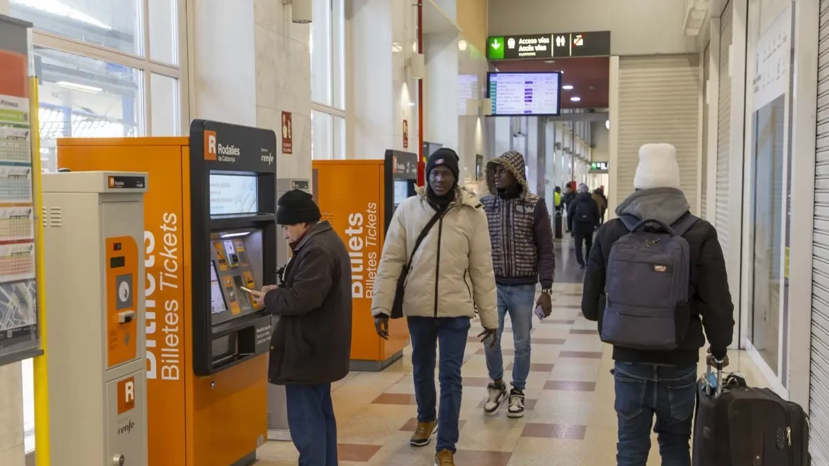 Passatgers caminant ahir per l’estació de Lleida-Pirineus, on l’AVE va centrar tots els retards. - LAIA PEDRÓS