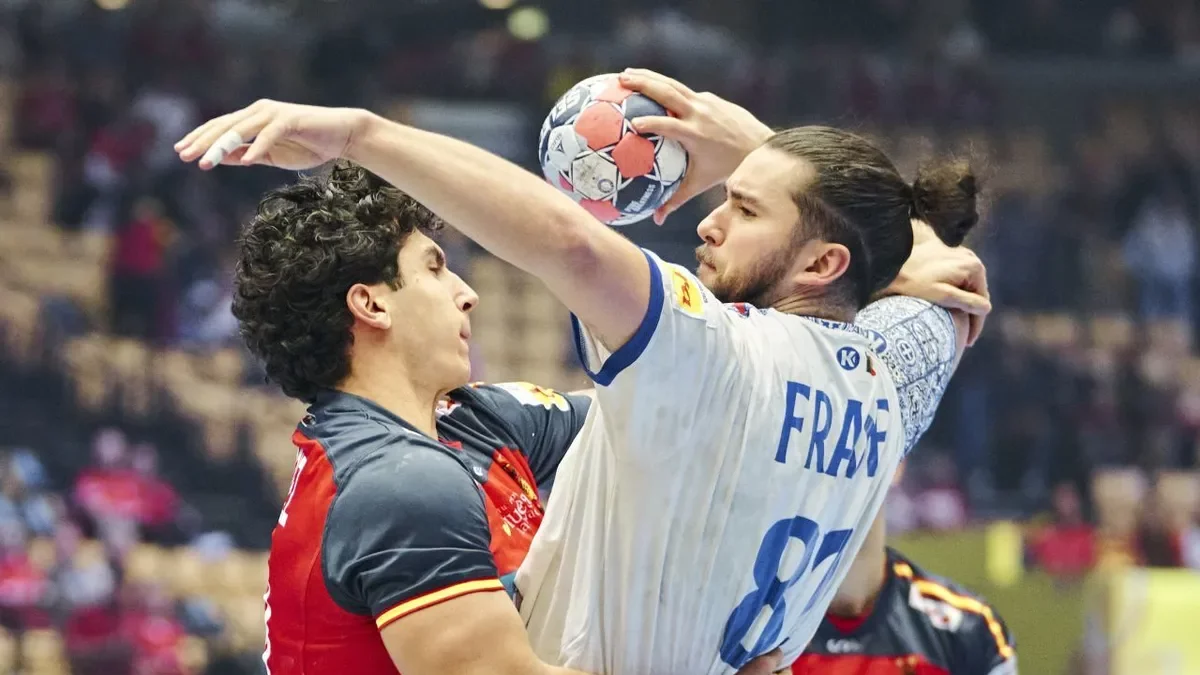 El lusità Luís Frade intenta llançar defensat per Javi Rodríguez. - EFE/EPA/THOMAS TRAASDAHL