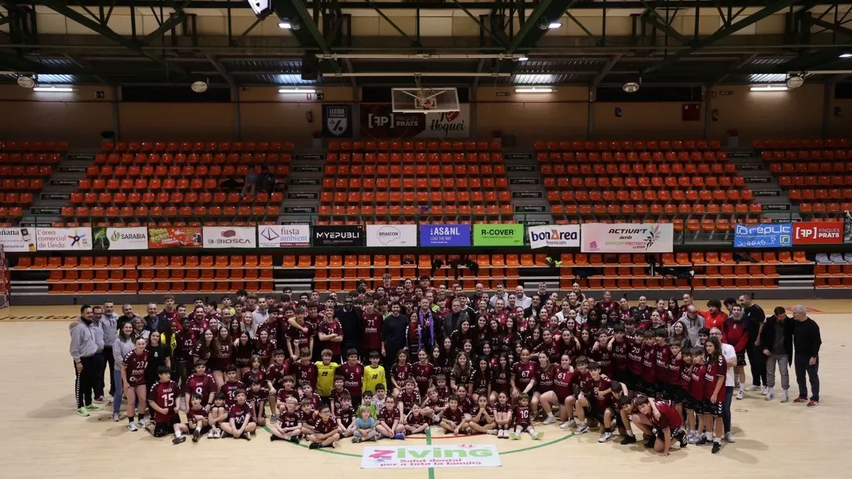 Foto de família dels equips del Lleida HC, que aquesta temporada compta amb 201 jugadors, dividits en 9 equips federats i 3 d’escolars. - AMADO FORROLLA