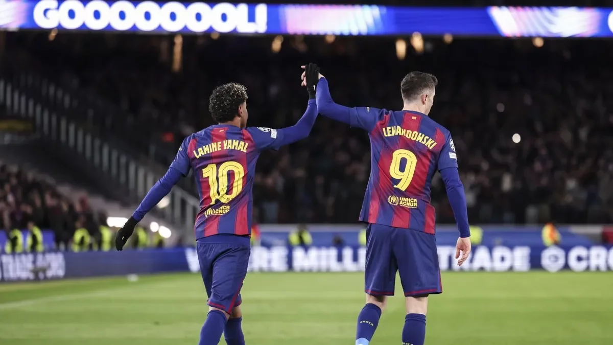 Lamine Yamal i Robert Lewandowski celebren un dels gols del partit. - EUROPA PRESS