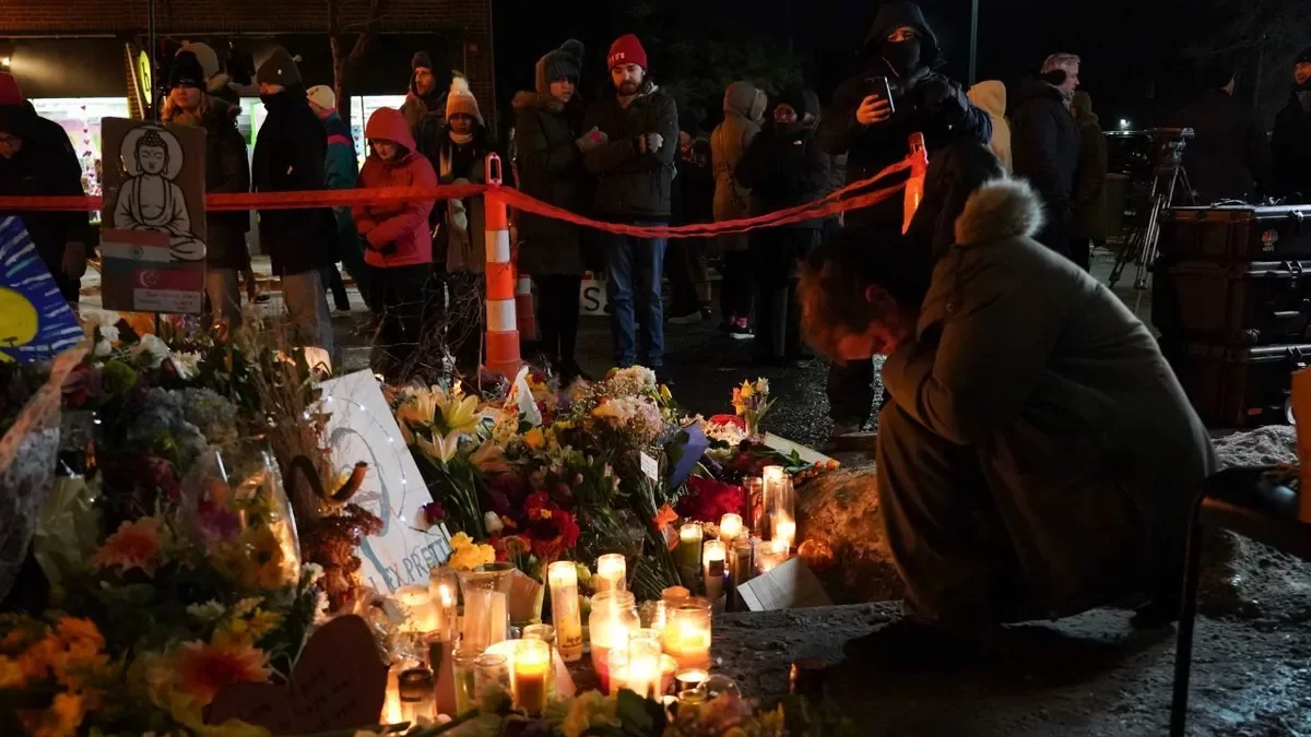 Un home s’agenolla en el memorial d’Alex Pretti, abatut per agents de l’ICE. - EFE/EPA/CRAIG LASSIG