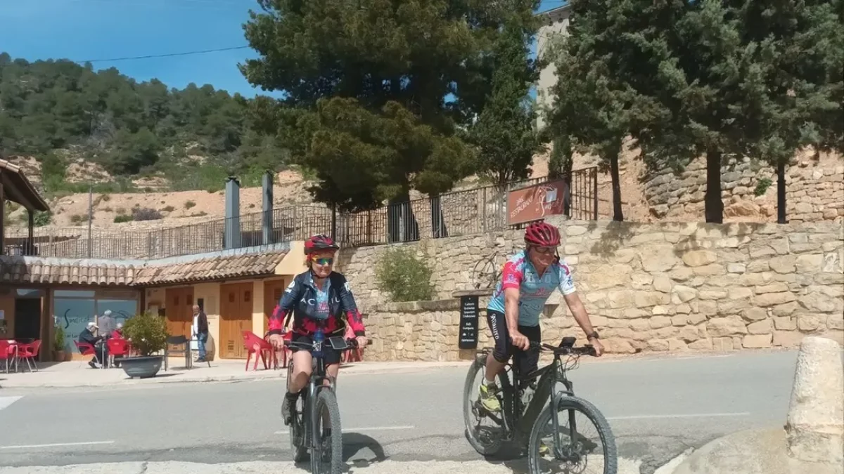 Una parella de cicloturistes holandesos dirigint-se a un dels circuits del Centre BTT de Tarrés. - X.B.