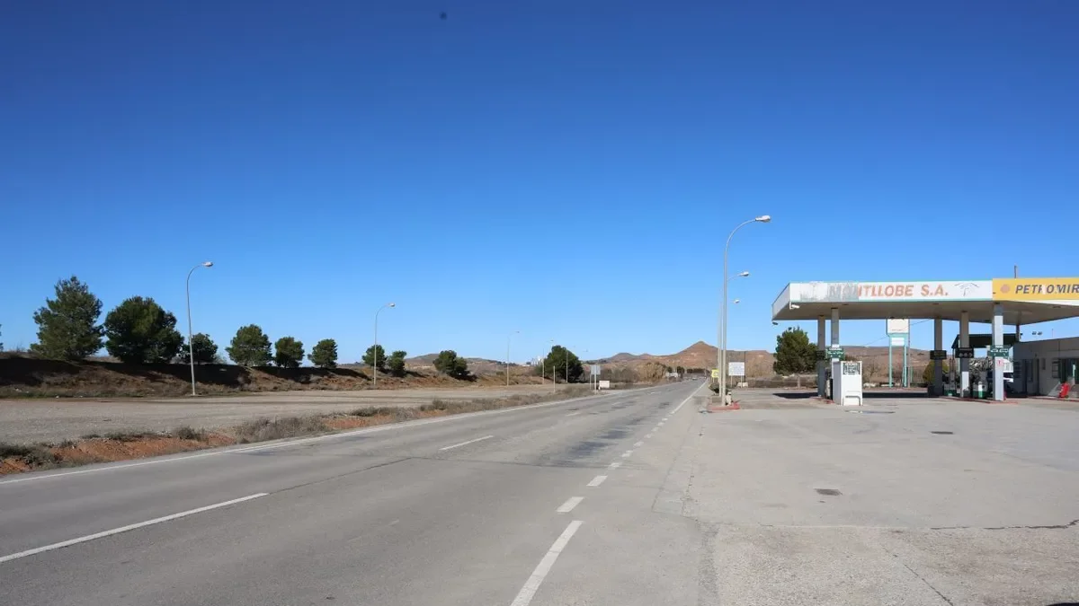 El mal estat de la carretera a una i altra banda es pot veure en el límit entre Lleida i Osca. - AMADO FORROLLA