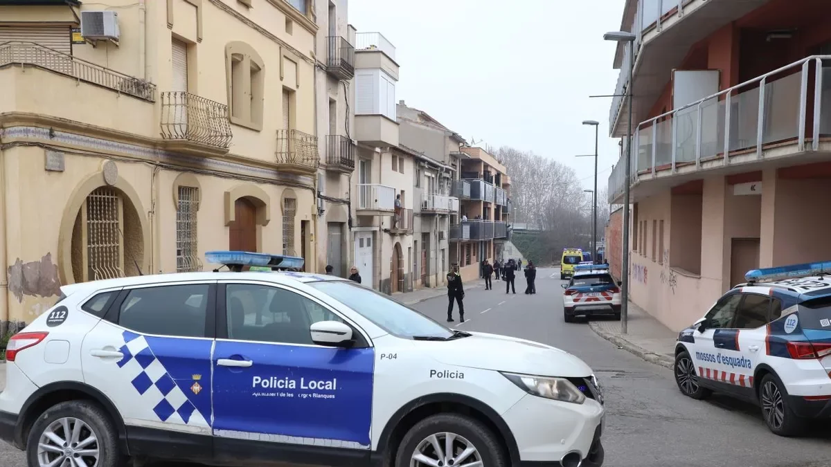 Actuació de la Policia Local i els Mossos l’any passat en un desallotjament a les Borges. - SEGRE