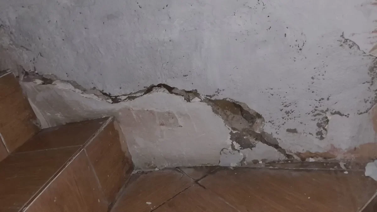 Una de les esquerdes que el veí d’Alfarràs atribueix a l’ensorrament d’una casa limítrofa.