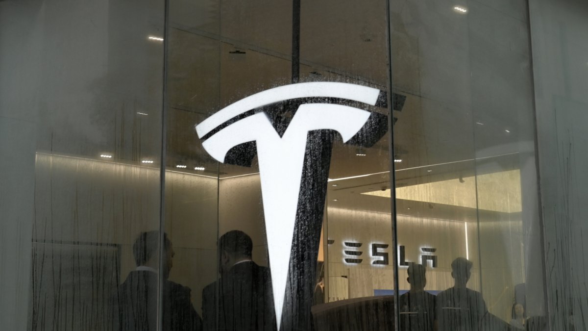 El logo de Tesla.