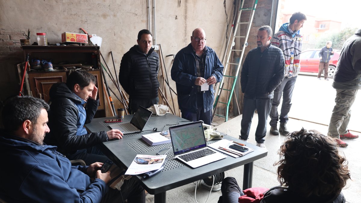 Voluntaris s'han organitzat per participar en la recerca de l'home.