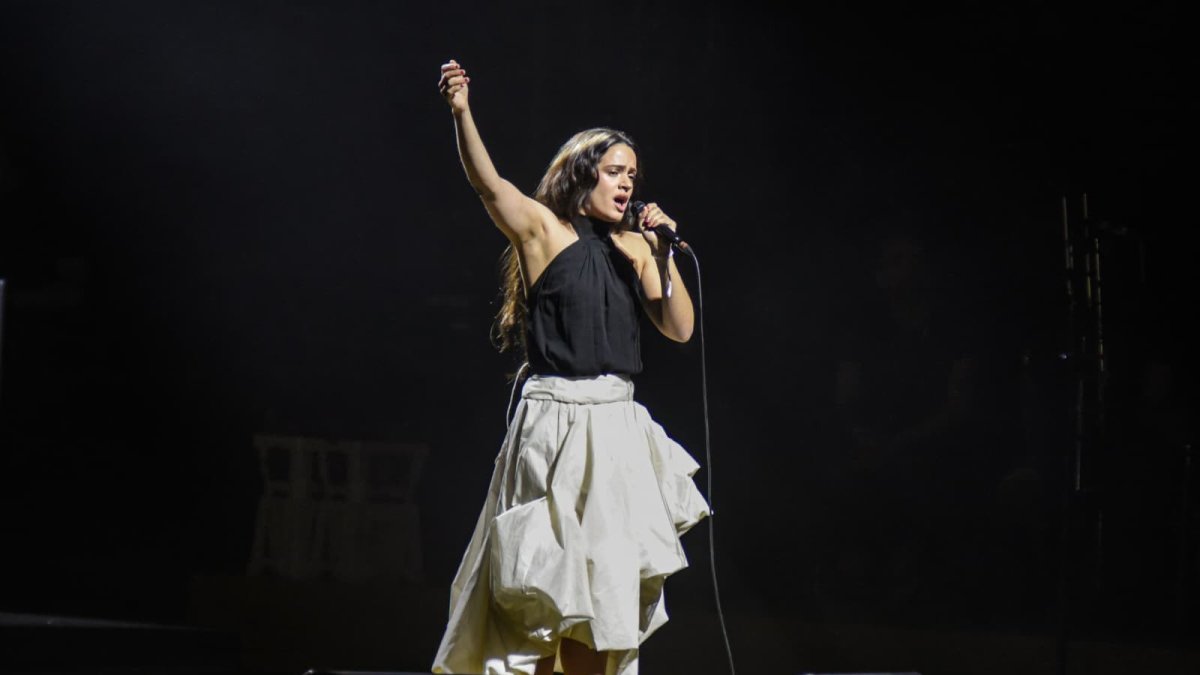 L’artista Rosalía actua per sorpresa en el Concert-Manifest x Palestina al Palau Sant Jordi de Barcelona.