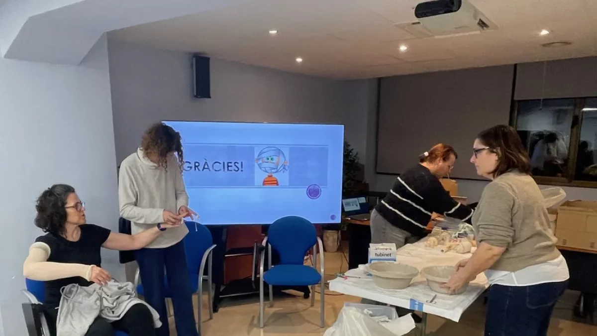 Els tallers del COILL s’han centrat a explicar les tècniques d’embenat per a les extremitats. - @MISSATGES