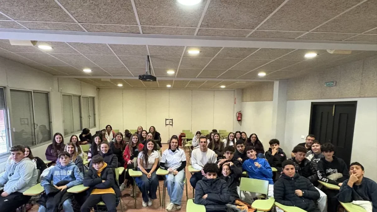 Gisela Segalà, Elsa Boix i Xavier Estrada, amb alumnes de l’INS Josep Vallverdú. - IMPULSEM ESPORT DONES A LLEIDA