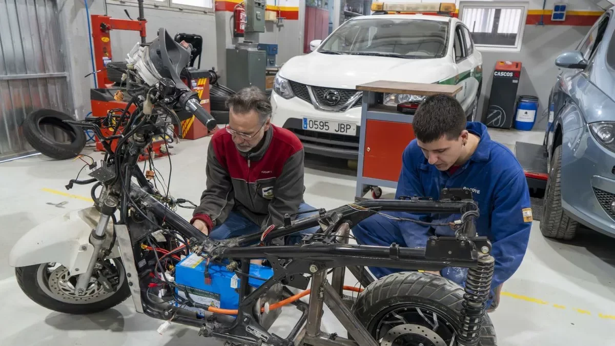 Alumnos de un ciclo de la rama de automoción, ayer en el instituto Caparrella. - PAU PASCUAL PRAT