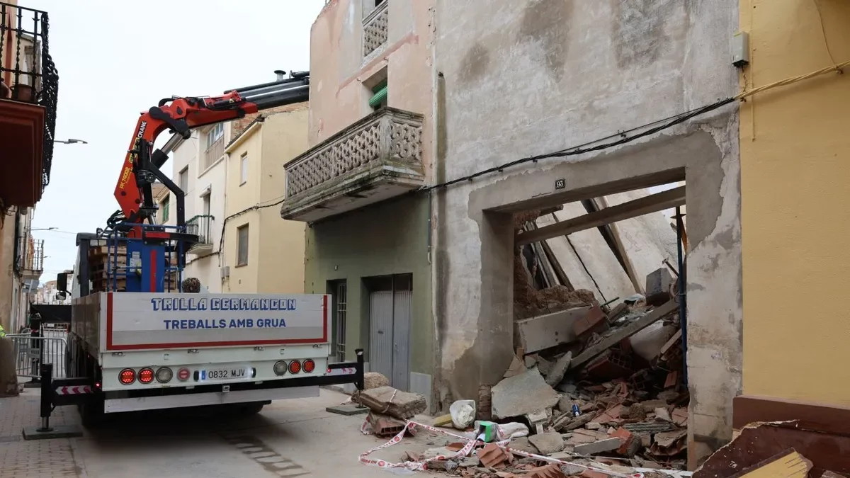 Los trabajos para derribar el edificio. - AJUNTAMENT DE TORRELAMEU