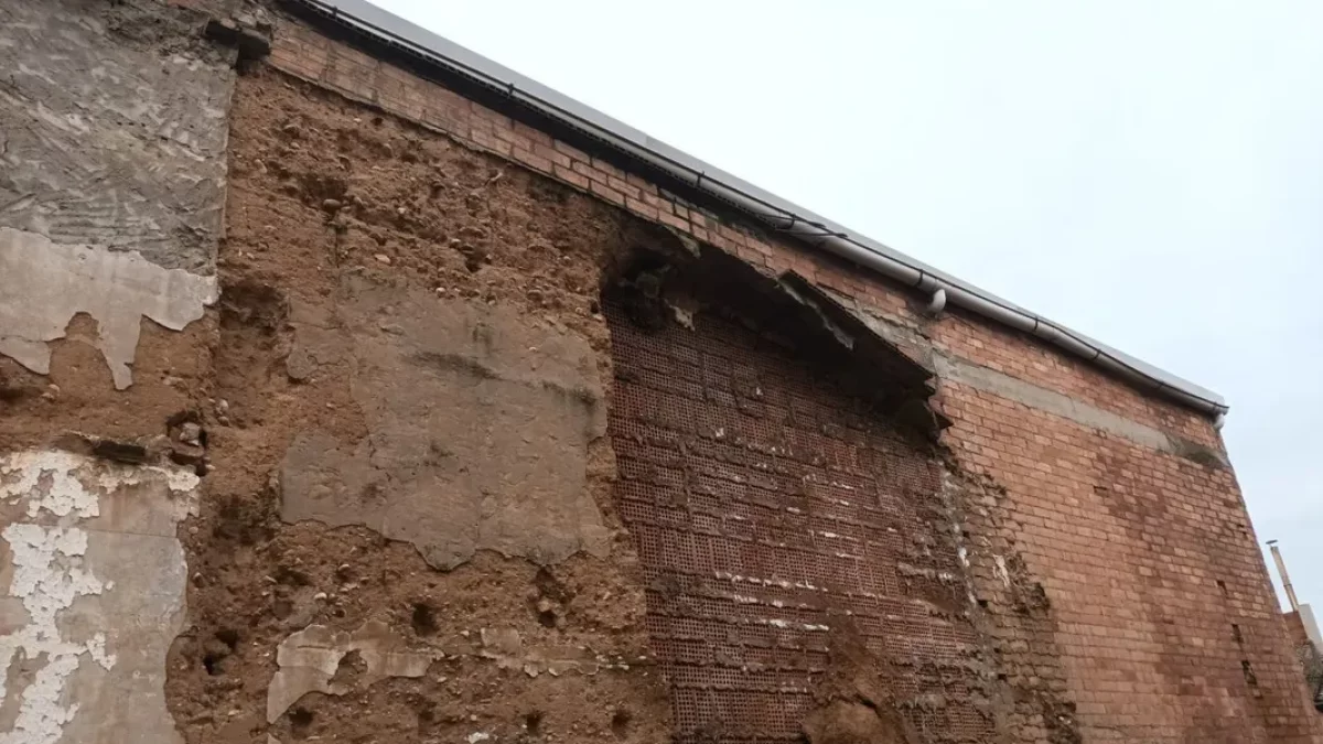 Imatge exterior de la paret de la Casa de la Vila de Torrelameu que es va ensorrar ahir. - J.GÓMEZ