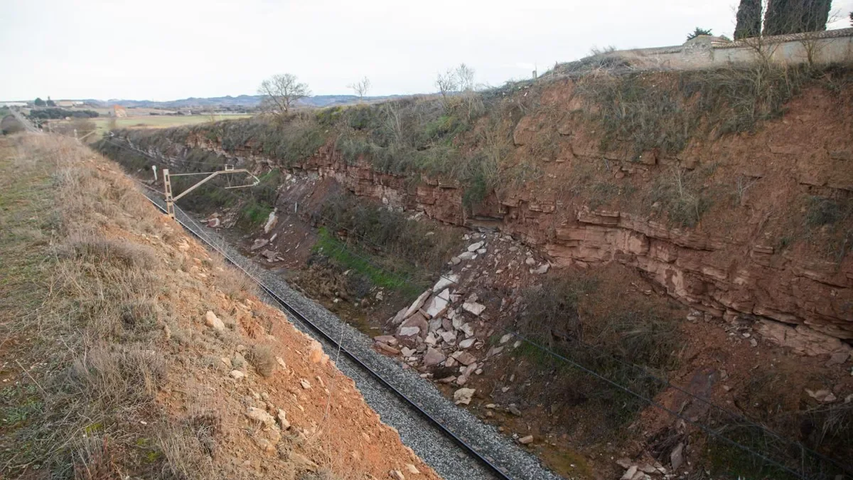 Roques caigudes a prop de les vies en un talús a la Curullada. - JORDI BONILLA