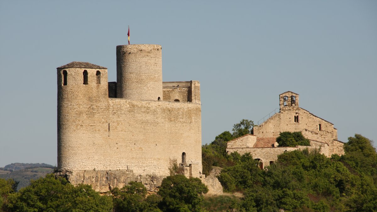 El castell medieval i la col·legiata de Santa Maria de Mur.