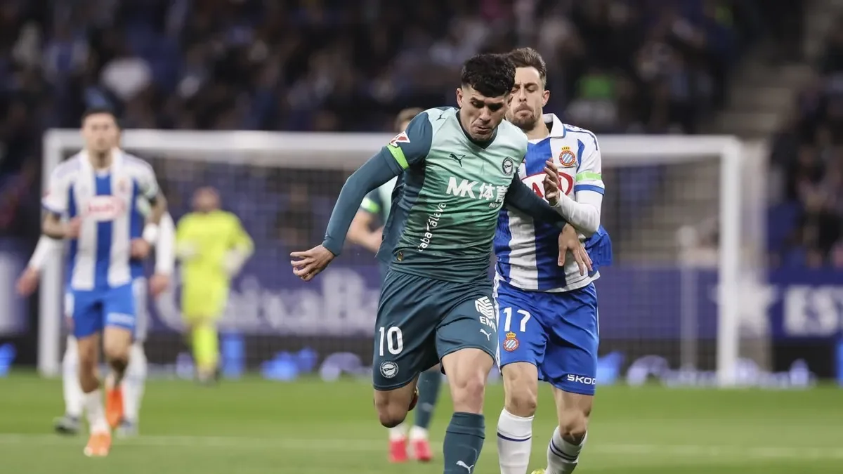 Carles Aleñà porta la pilota perseguit per Jofre. - EUROPA PRESS